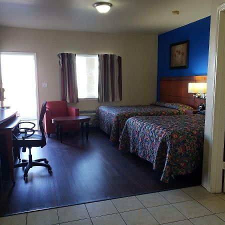 Crossroads Inn & Suites Victoria Extérieur photo