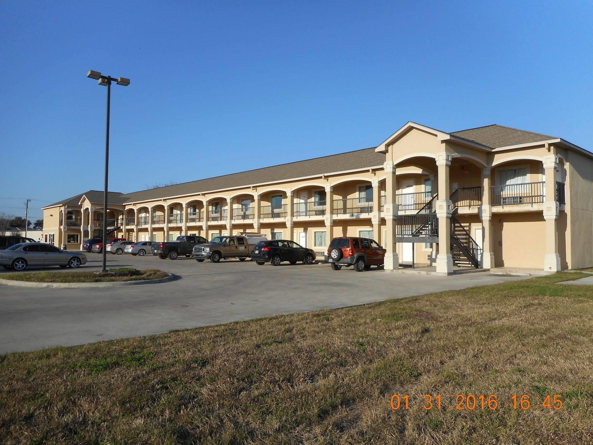 Crossroads Inn & Suites Victoria Extérieur photo