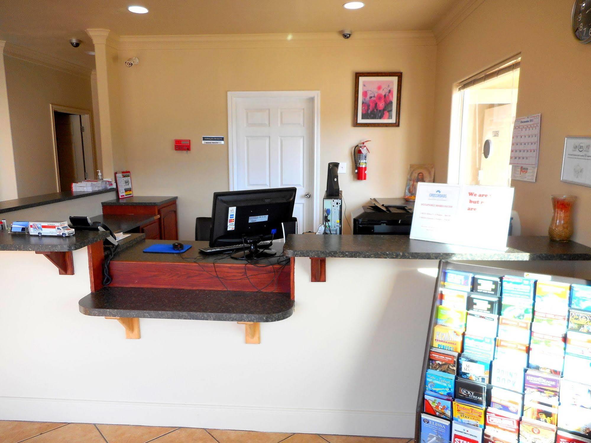 Crossroads Inn & Suites Victoria Extérieur photo