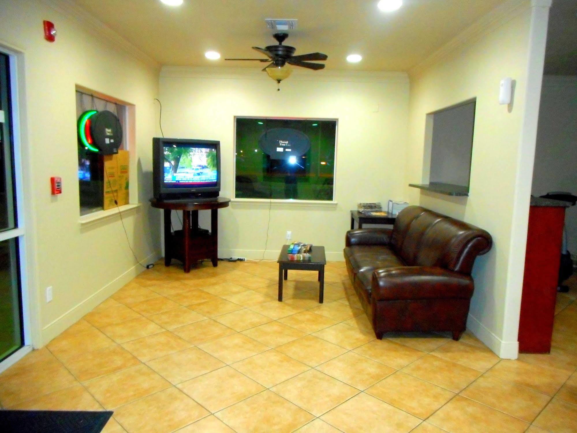 Crossroads Inn & Suites Victoria Extérieur photo