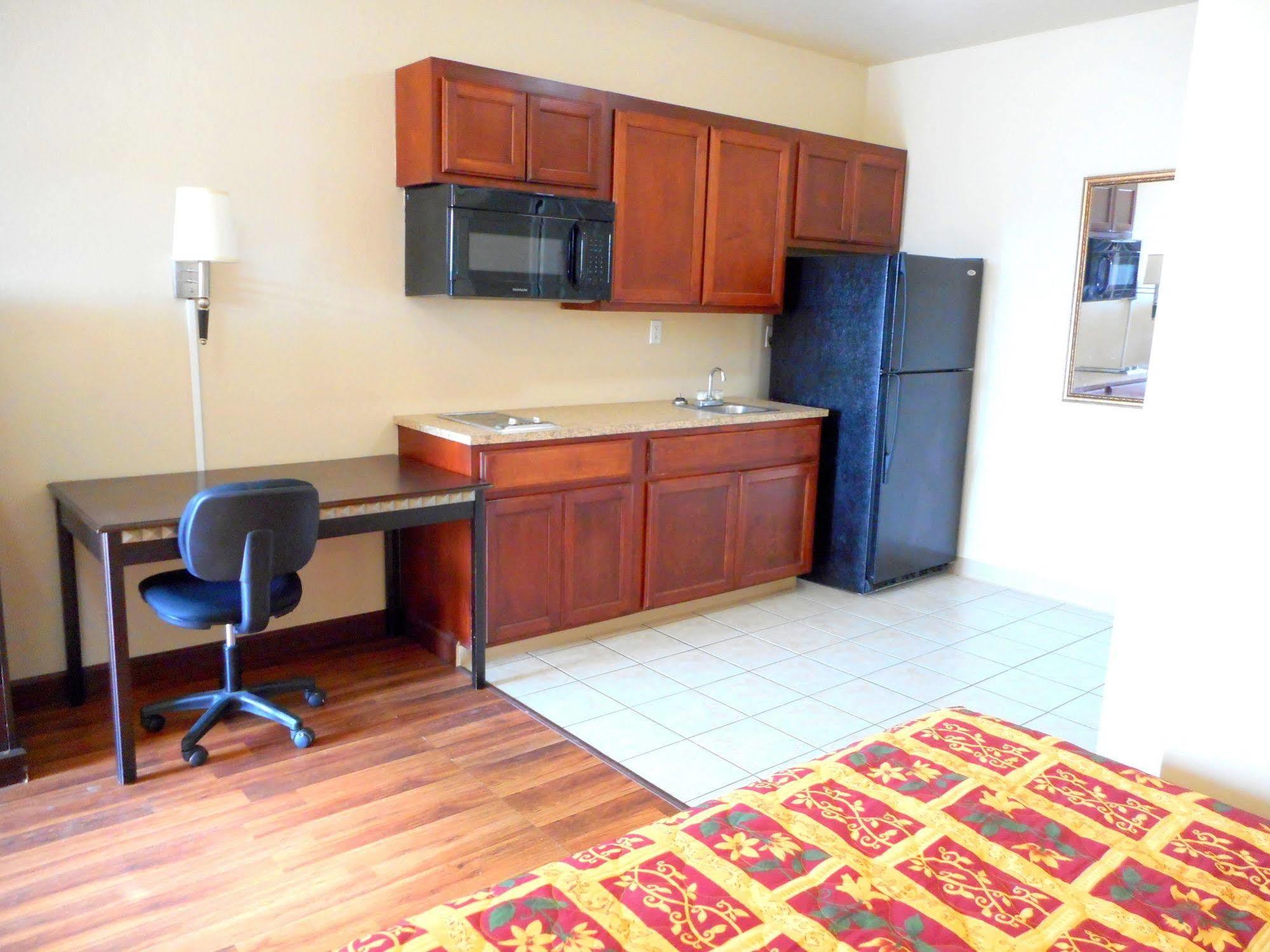 Crossroads Inn & Suites Victoria Extérieur photo