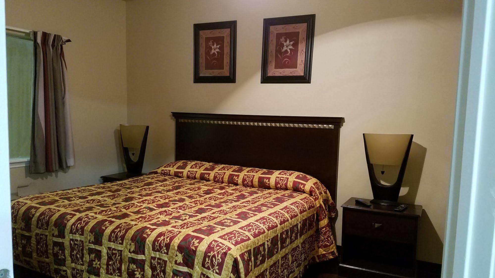 Crossroads Inn & Suites Victoria Extérieur photo