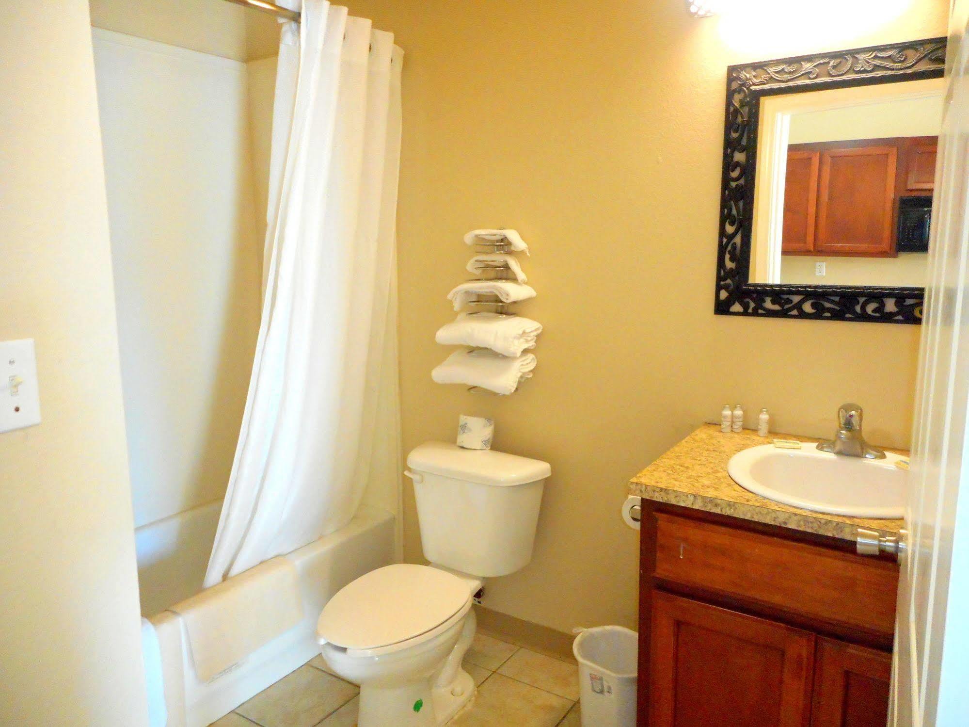 Crossroads Inn & Suites Victoria Extérieur photo