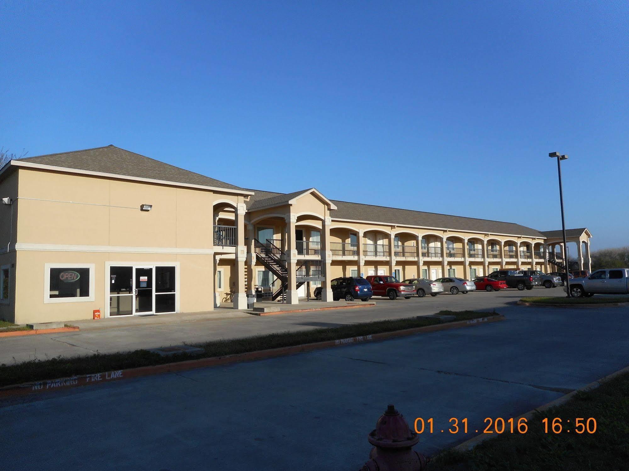 Crossroads Inn & Suites Victoria Extérieur photo