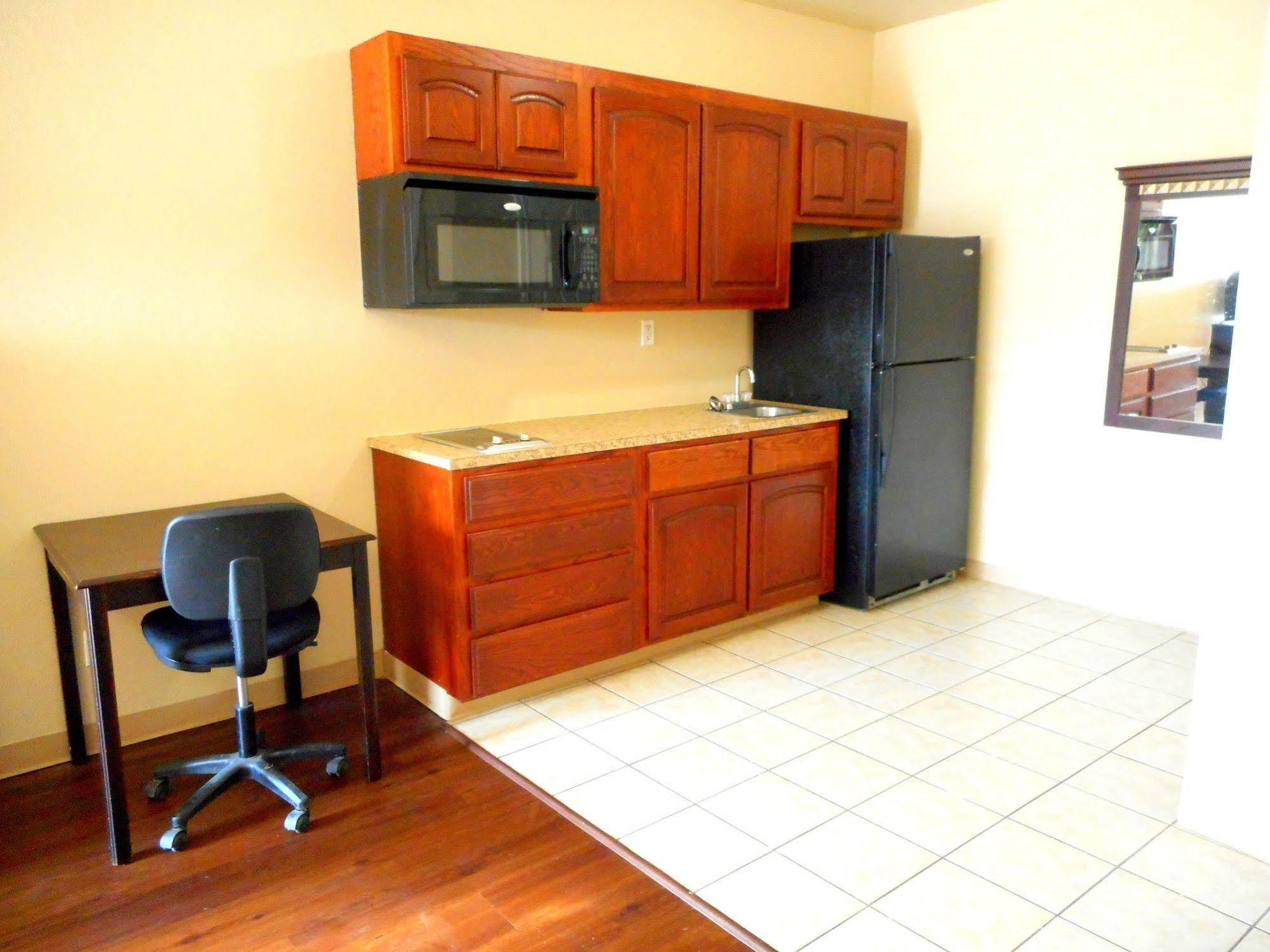 Crossroads Inn & Suites Victoria Extérieur photo