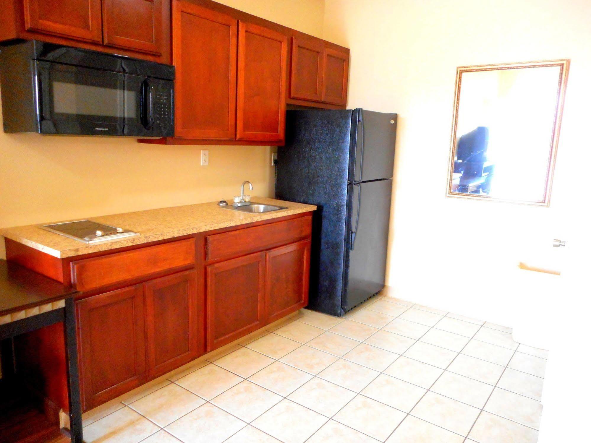 Crossroads Inn & Suites Victoria Extérieur photo