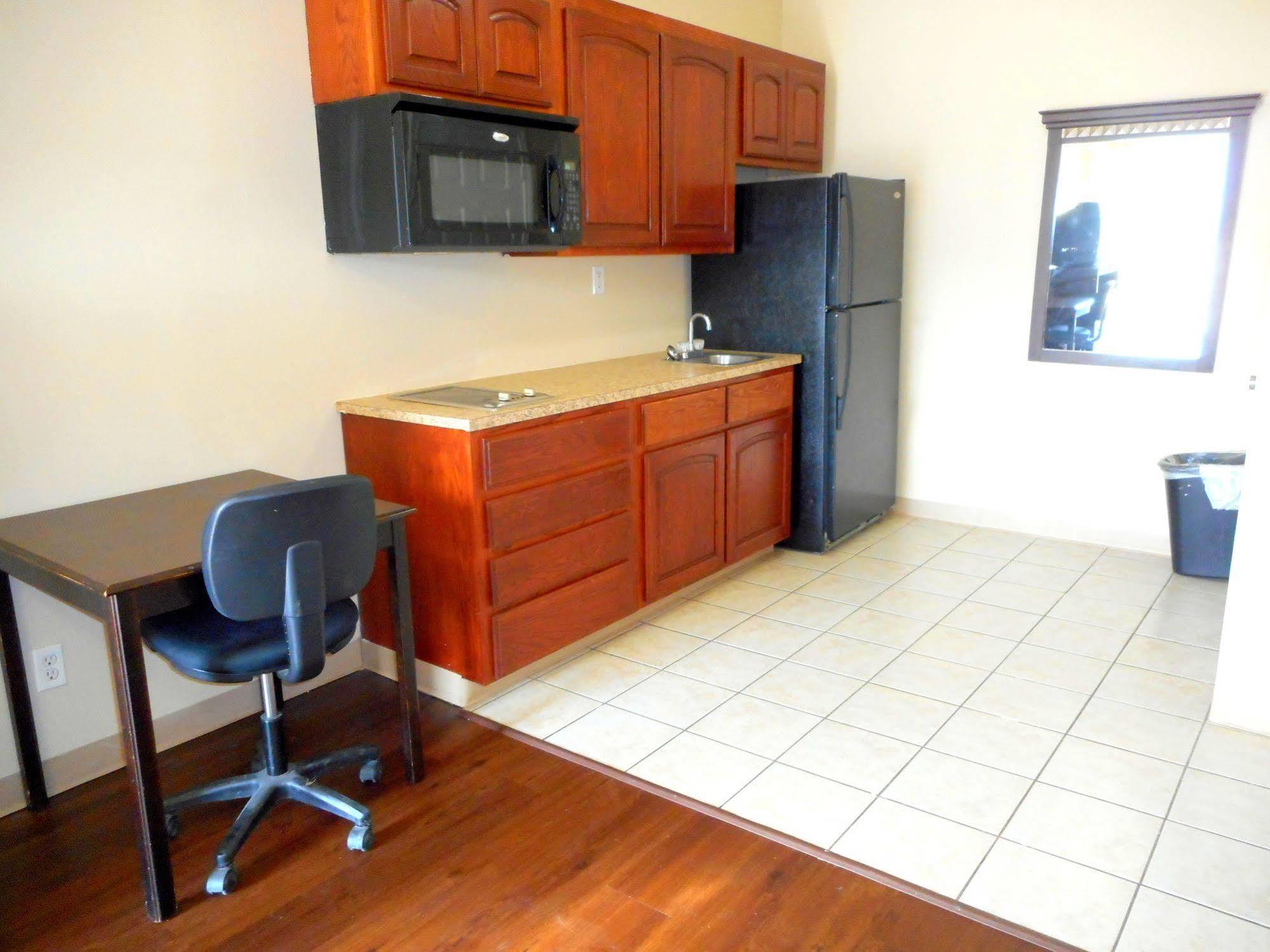 Crossroads Inn & Suites Victoria Extérieur photo
