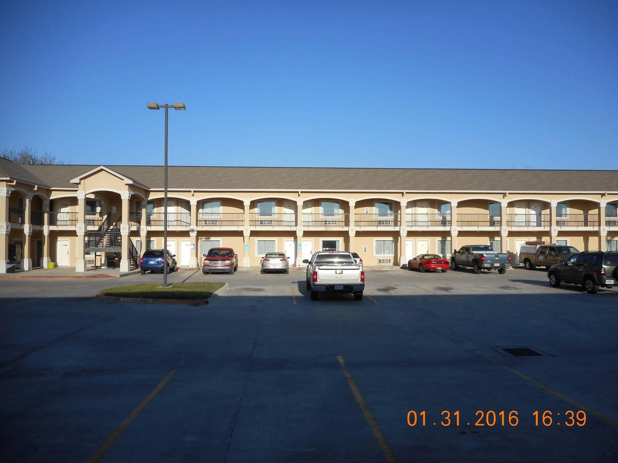 Crossroads Inn & Suites Victoria Extérieur photo