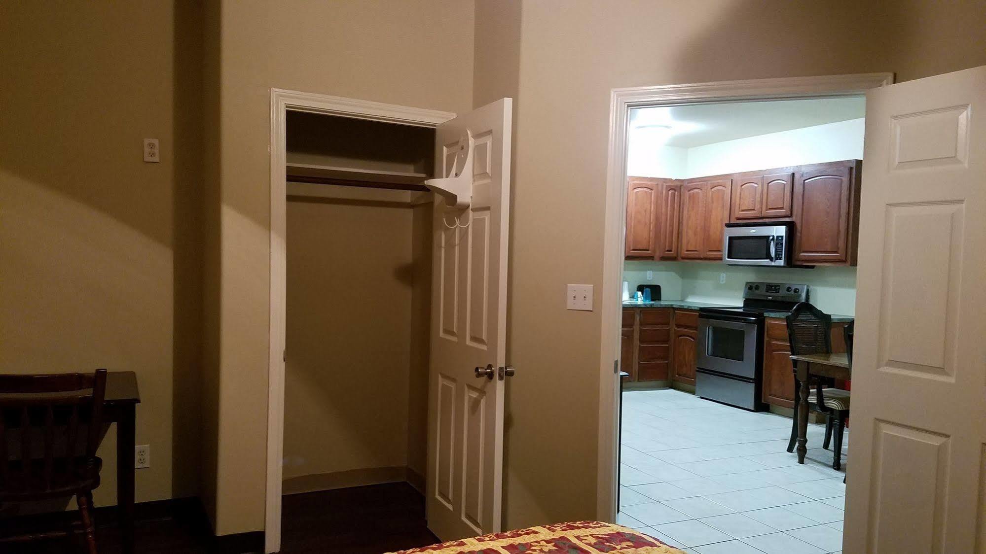 Crossroads Inn & Suites Victoria Extérieur photo