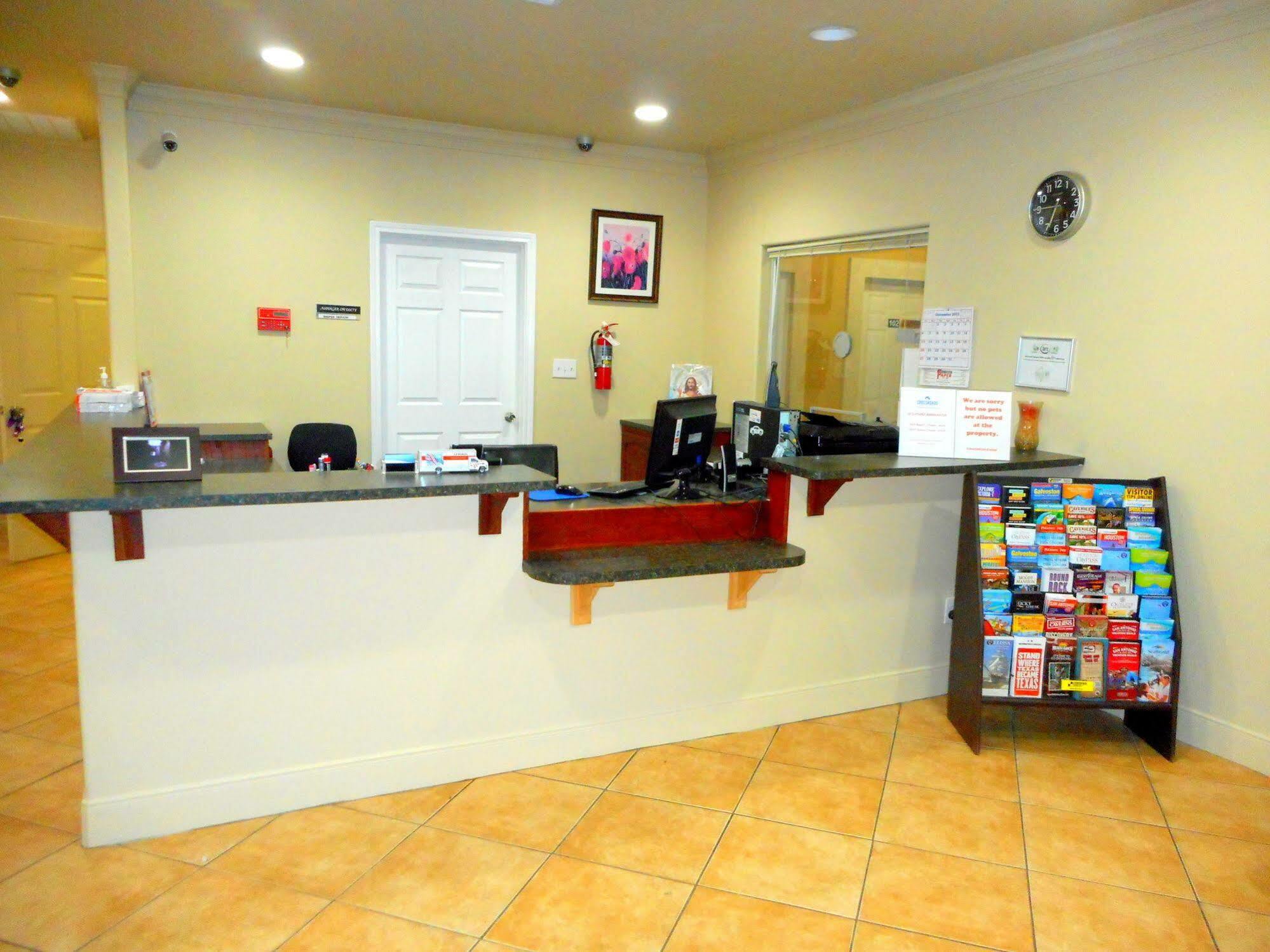 Crossroads Inn & Suites Victoria Extérieur photo