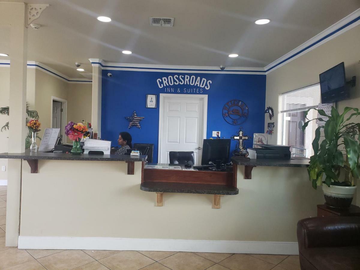 Crossroads Inn & Suites Victoria Extérieur photo