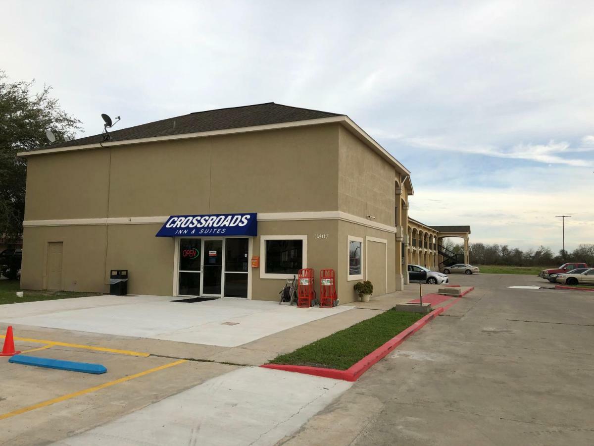 Crossroads Inn & Suites Victoria Extérieur photo