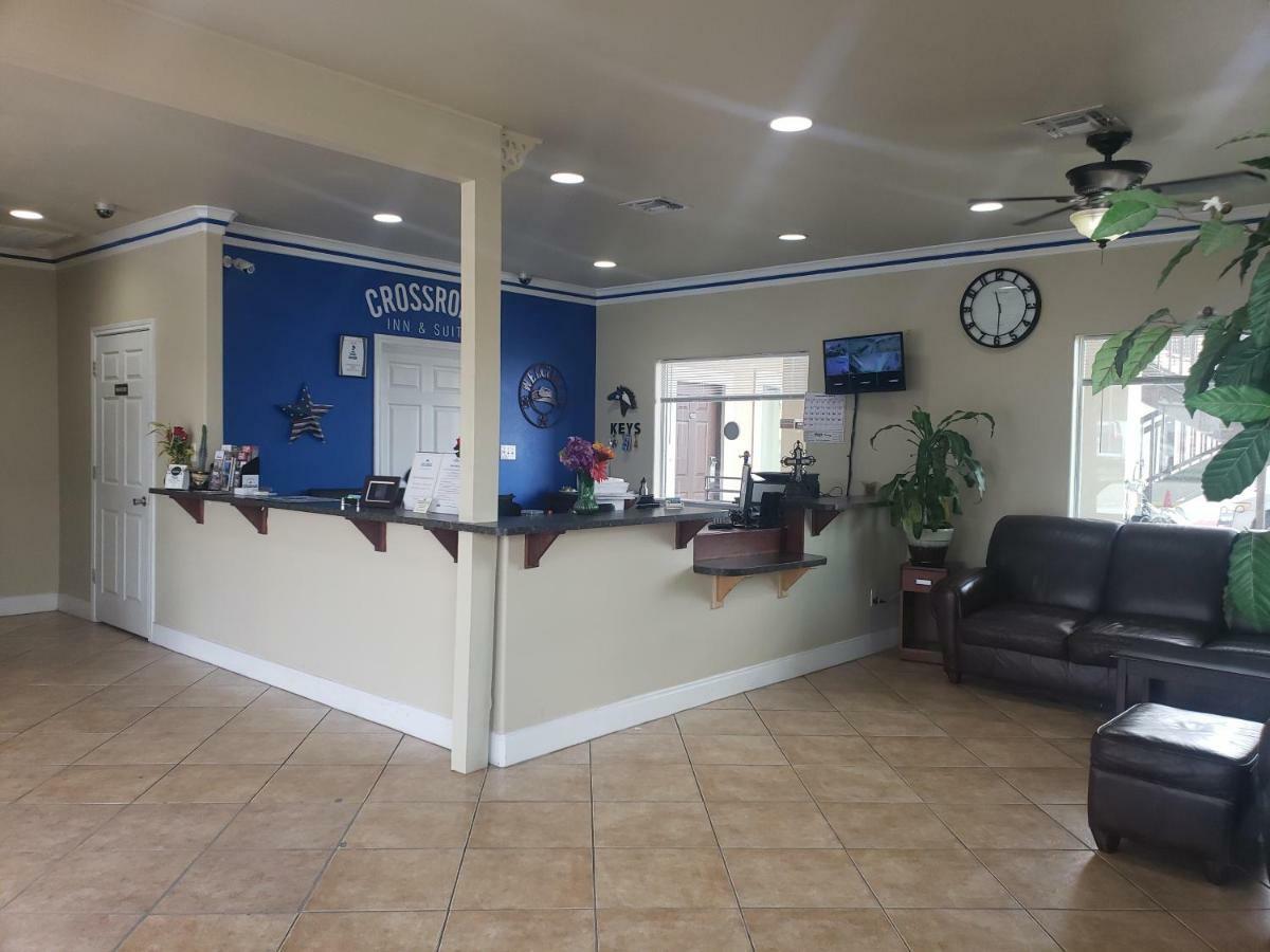 Crossroads Inn & Suites Victoria Extérieur photo
