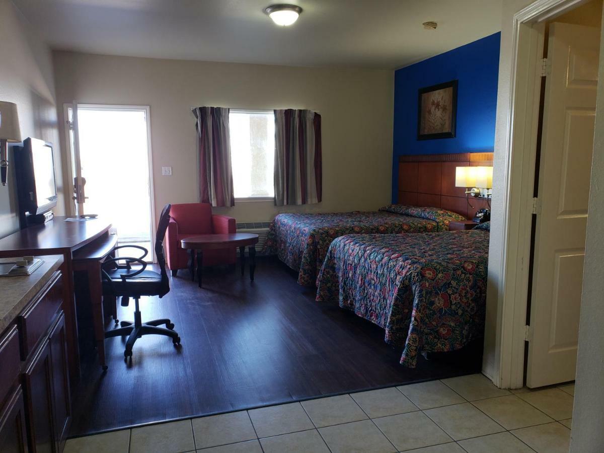 Crossroads Inn & Suites Victoria Extérieur photo