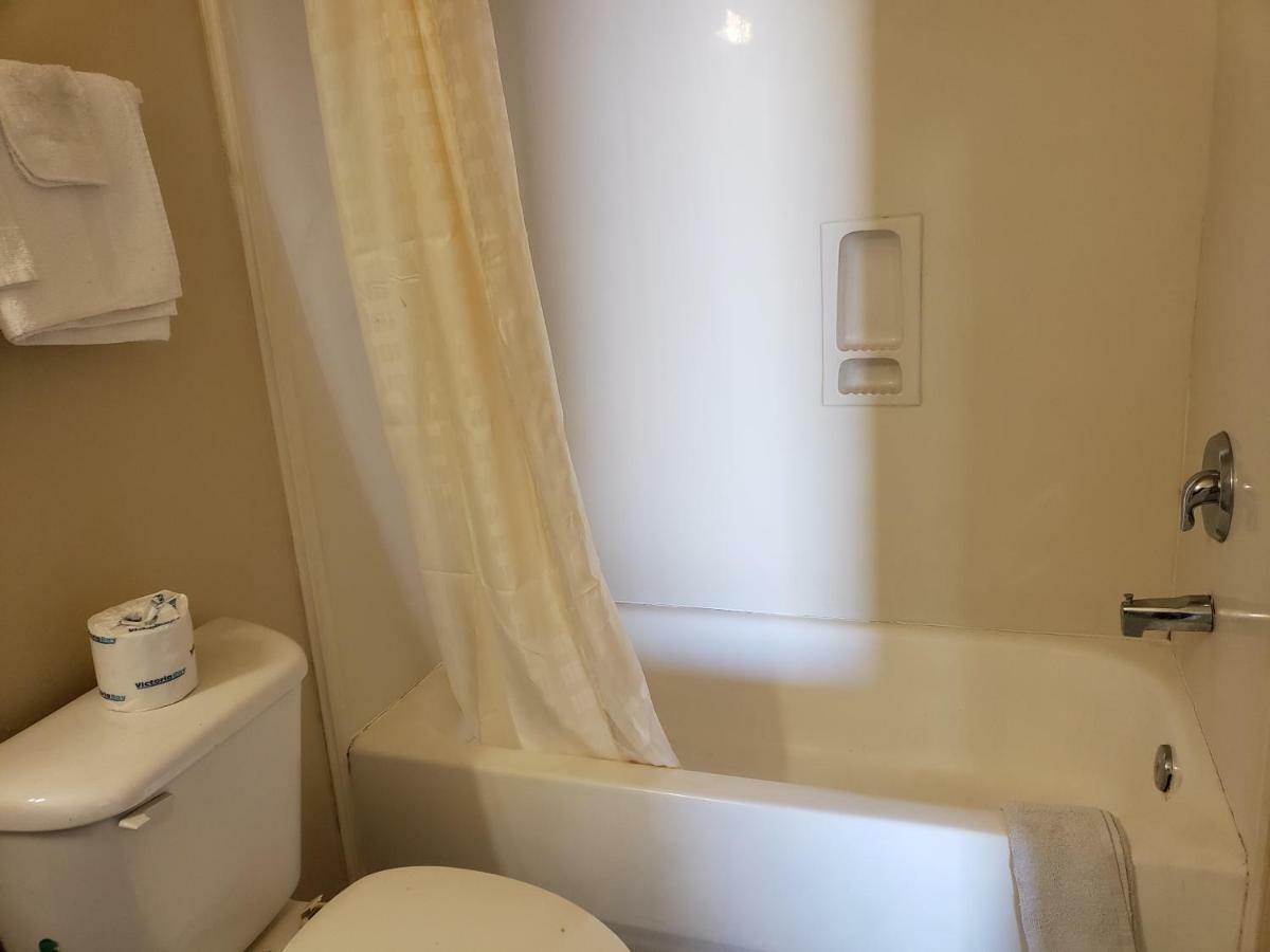 Crossroads Inn & Suites Victoria Extérieur photo