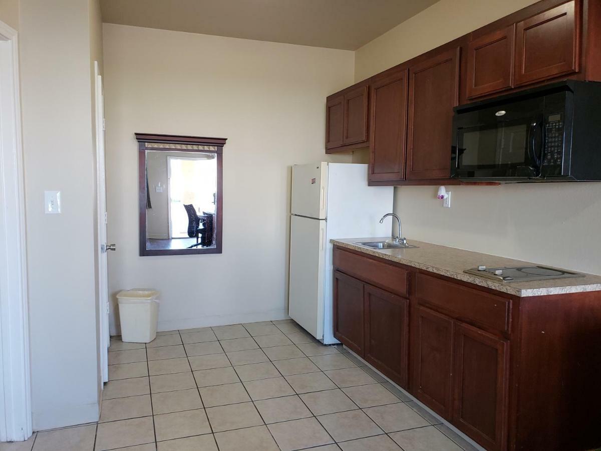 Crossroads Inn & Suites Victoria Extérieur photo