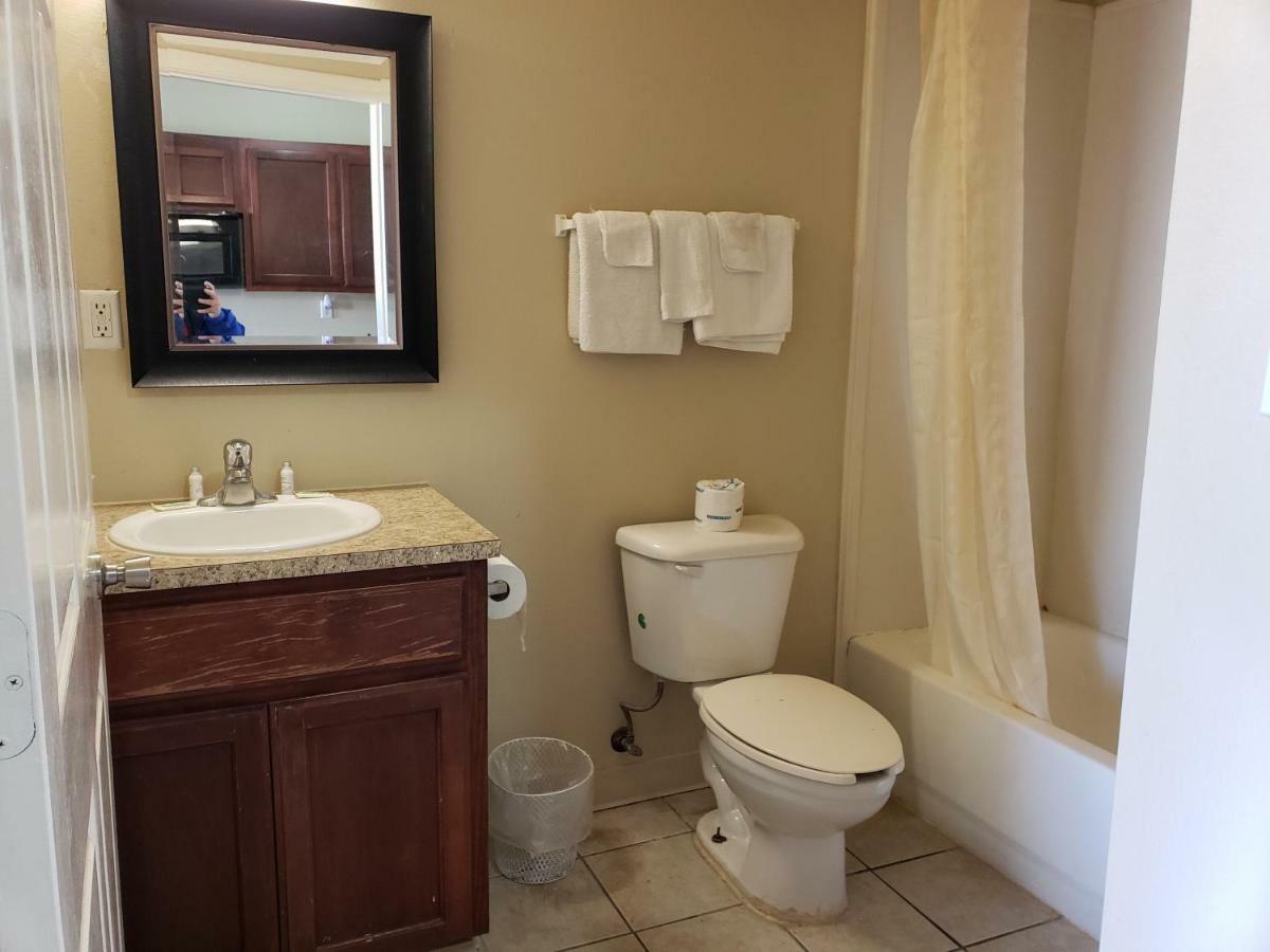 Crossroads Inn & Suites Victoria Extérieur photo