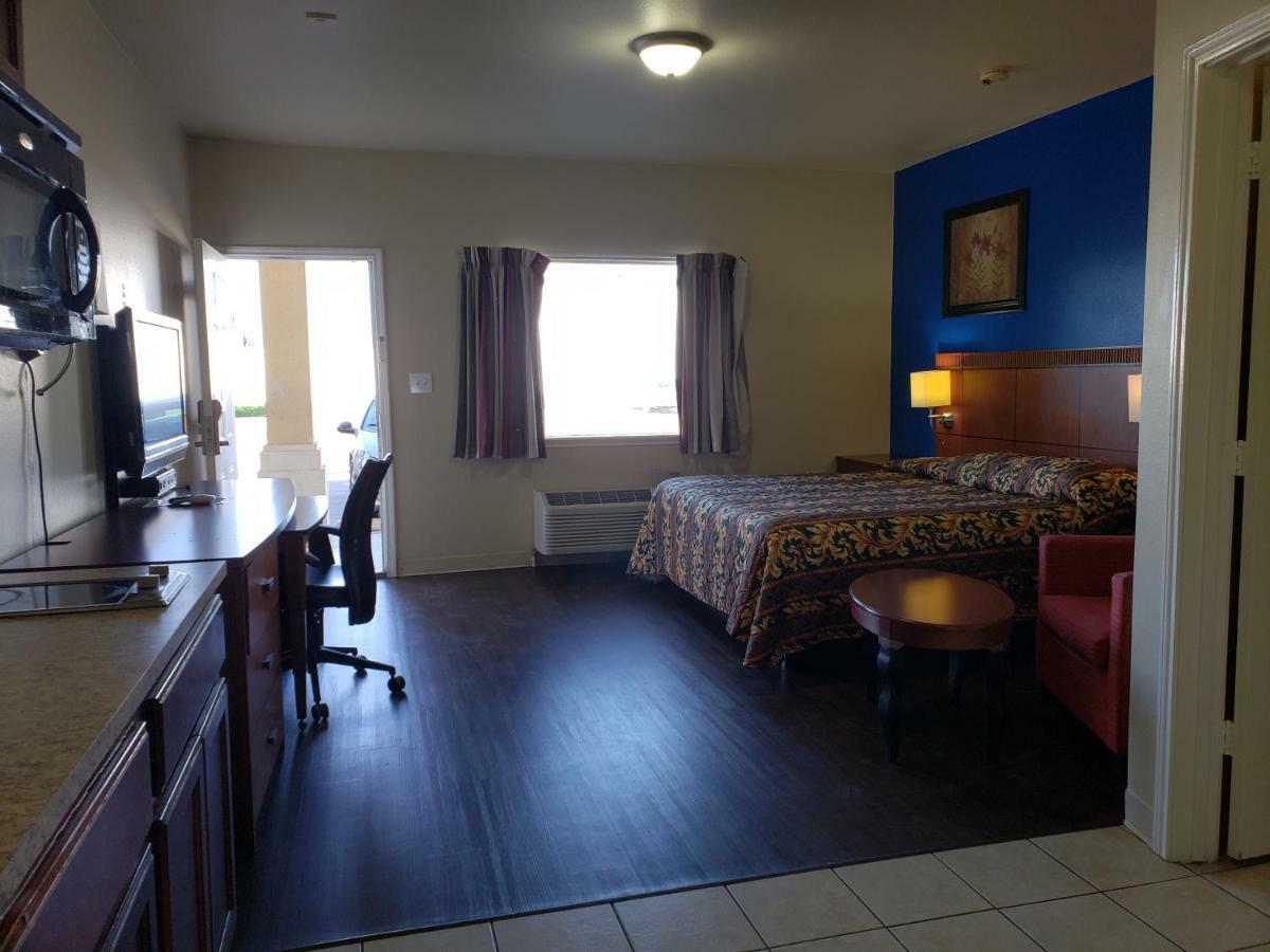 Crossroads Inn & Suites Victoria Extérieur photo