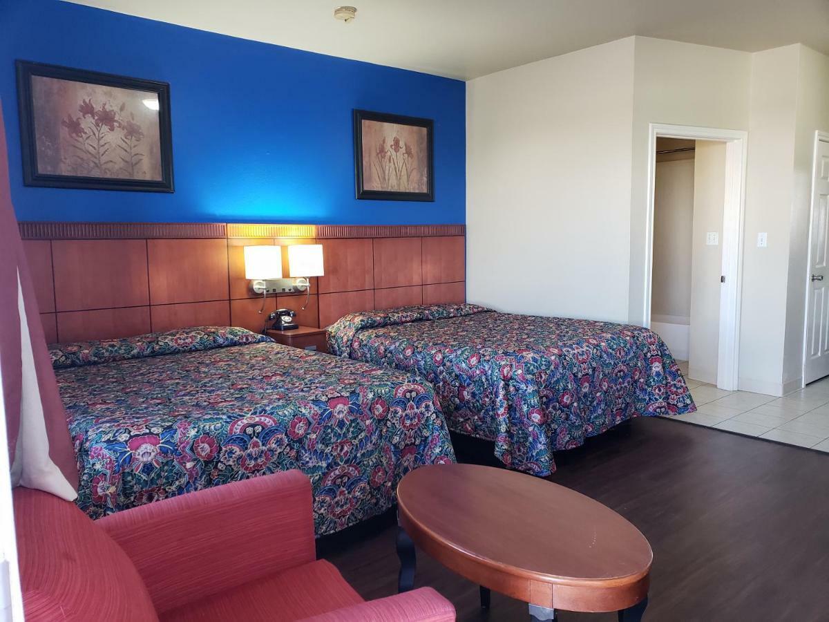 Crossroads Inn & Suites Victoria Extérieur photo