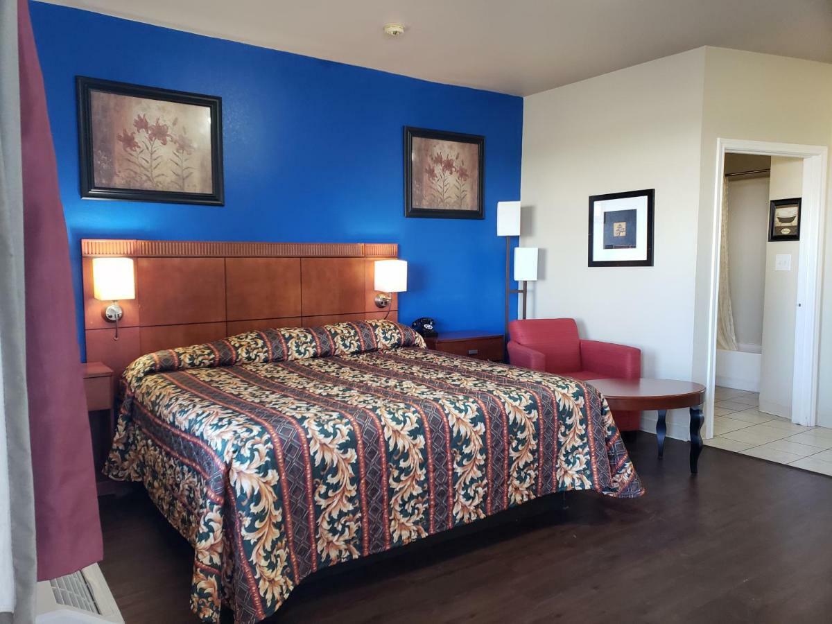 Crossroads Inn & Suites Victoria Extérieur photo