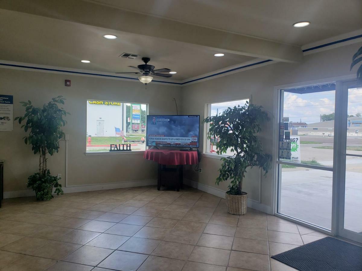 Crossroads Inn & Suites Victoria Extérieur photo